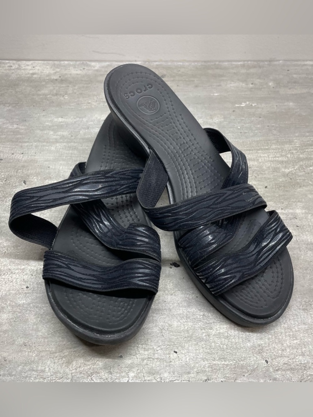 Crocs Wedge Sandals Women Size 10 Black excellentStrappy Textured Slip On Slides